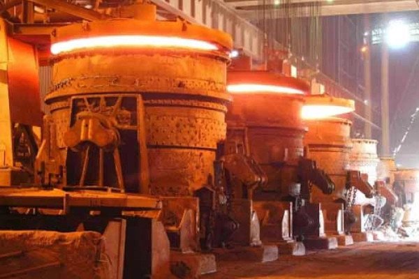 صنعت ذوب آهن از شغل های سخت در تابستان