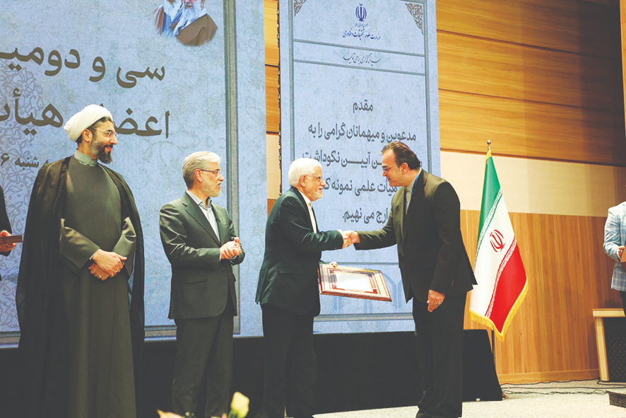 دکتر حنفی‌زاده استاد نمونه صنایع شد