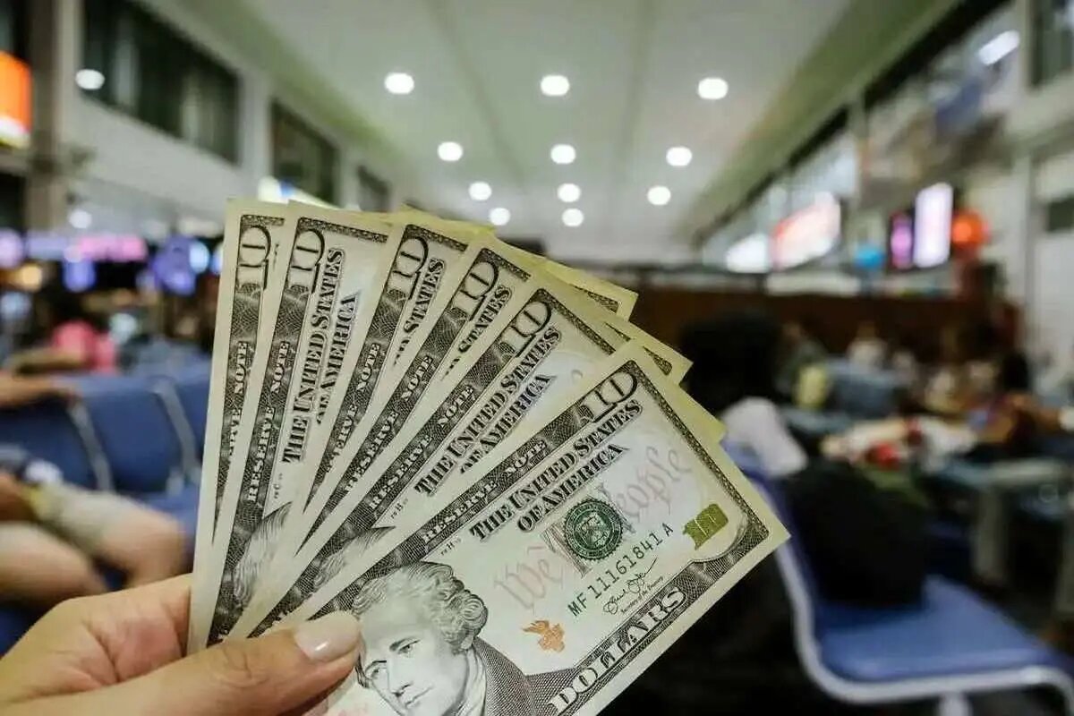 دلار در کریدور ۹۰ تا ۹۳ هزار تومان آرام گرفت؛ هیجان از بازار ارز رخت بربست دلار در کریدور ۹۰ تا ۹۳ هزار تومان آرام گرفت؛ هیجان از بازار ارز رخت بربست