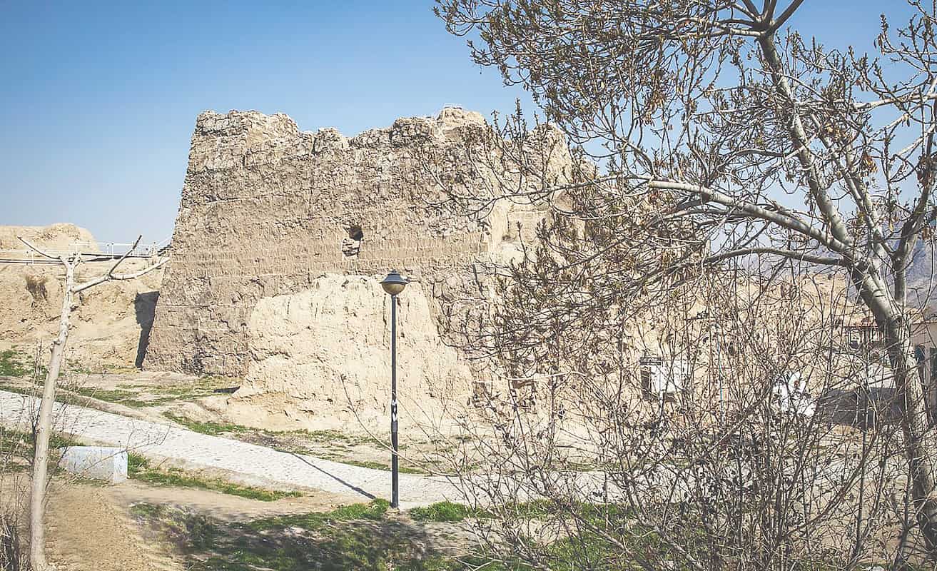 دژ باستانی رشکان نیازمند رسیدگی
