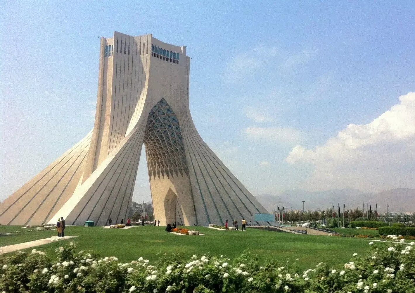 هواشناسی تهران: وزش باد، خیزش گرد و خاک و کاهش دید در برخی مناطق