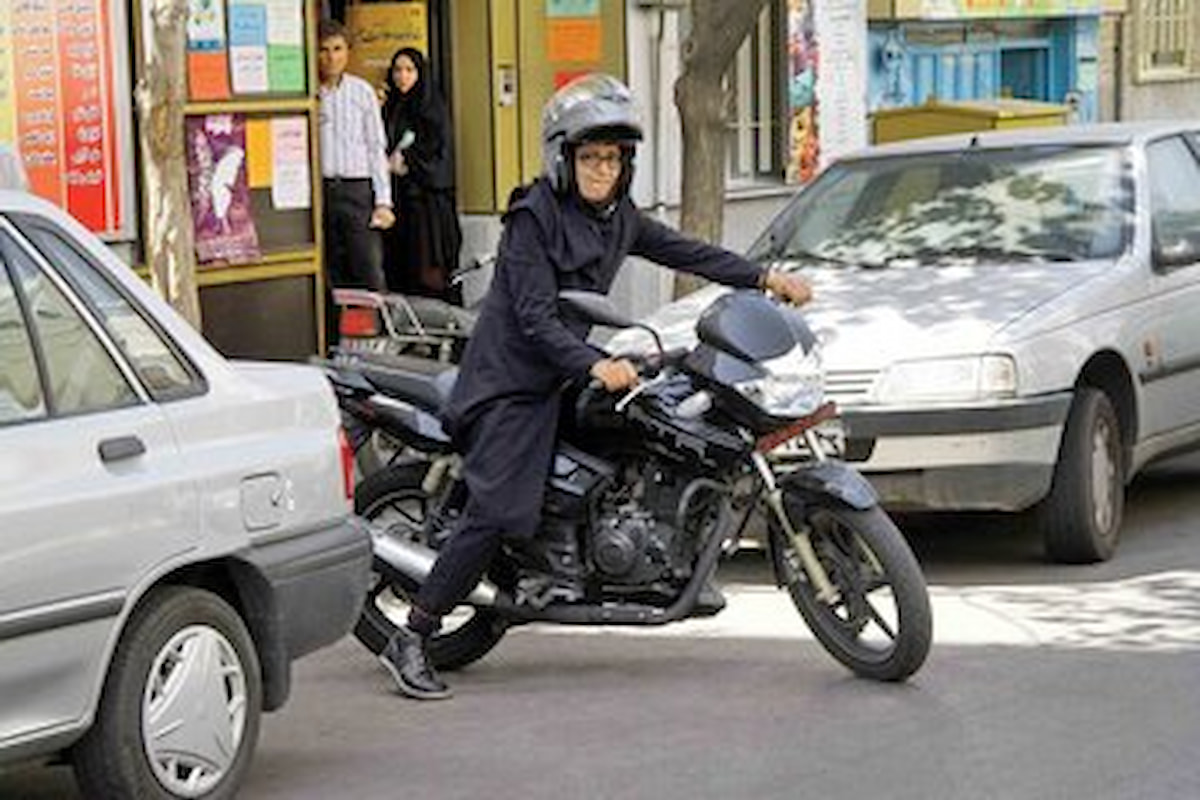 صدور گواهینامه موتورسیکلت برای زنان خلأ قانونی ندارد