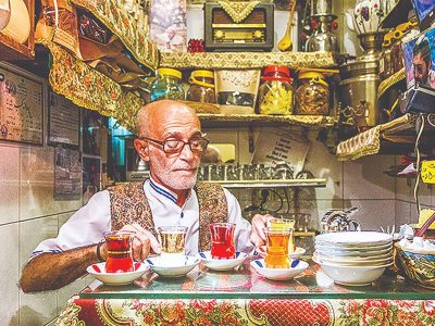 قهوه‌خانه کوچک در قلب بازار پرهیاهو