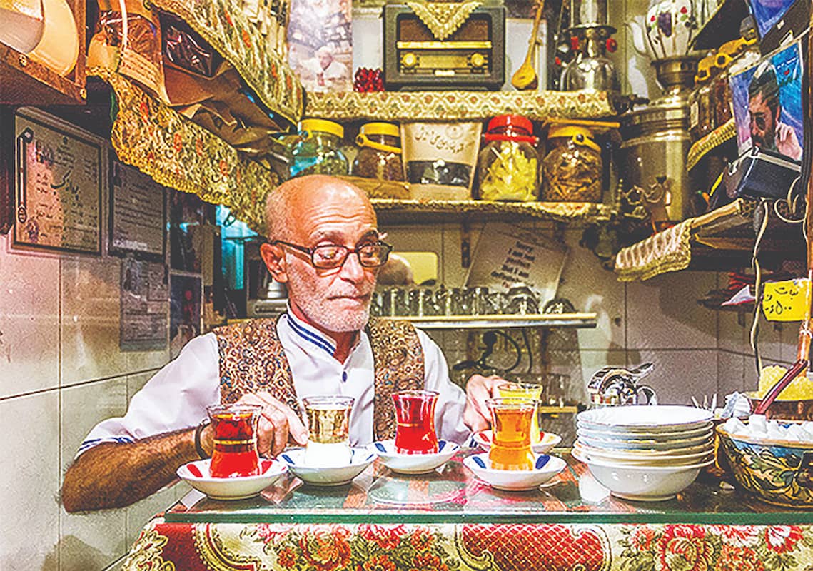 قهوه‌خانه کوچک در قلب بازار پرهیاهو