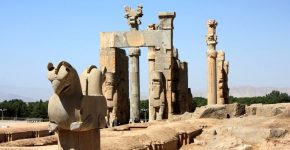 حفاظت از تخت‌جمشید خط قرمز ماست