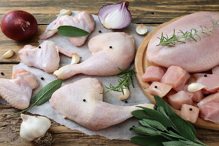 جوجه یک‌روزه به قیمت ۳۲ هزار و ۷۰۰ تومان؛ بازار مرغ به سمت ثبات می‌رود