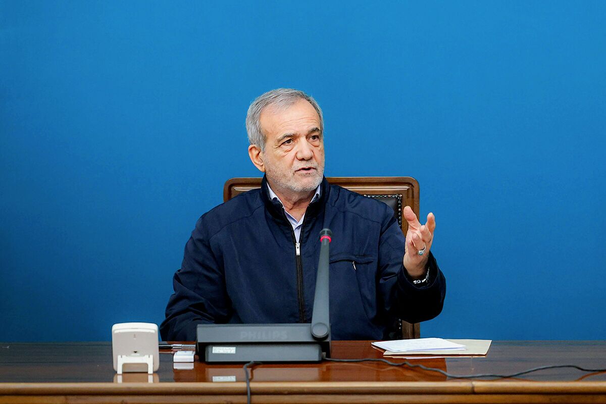 پزشکیان: عدالت فقط شعار نیست، باید در رفتار و تصمیمات ملموس شود پزشکیان: عدالت فقط شعار نیست، باید در رفتار و تصمیمات ملموس شود