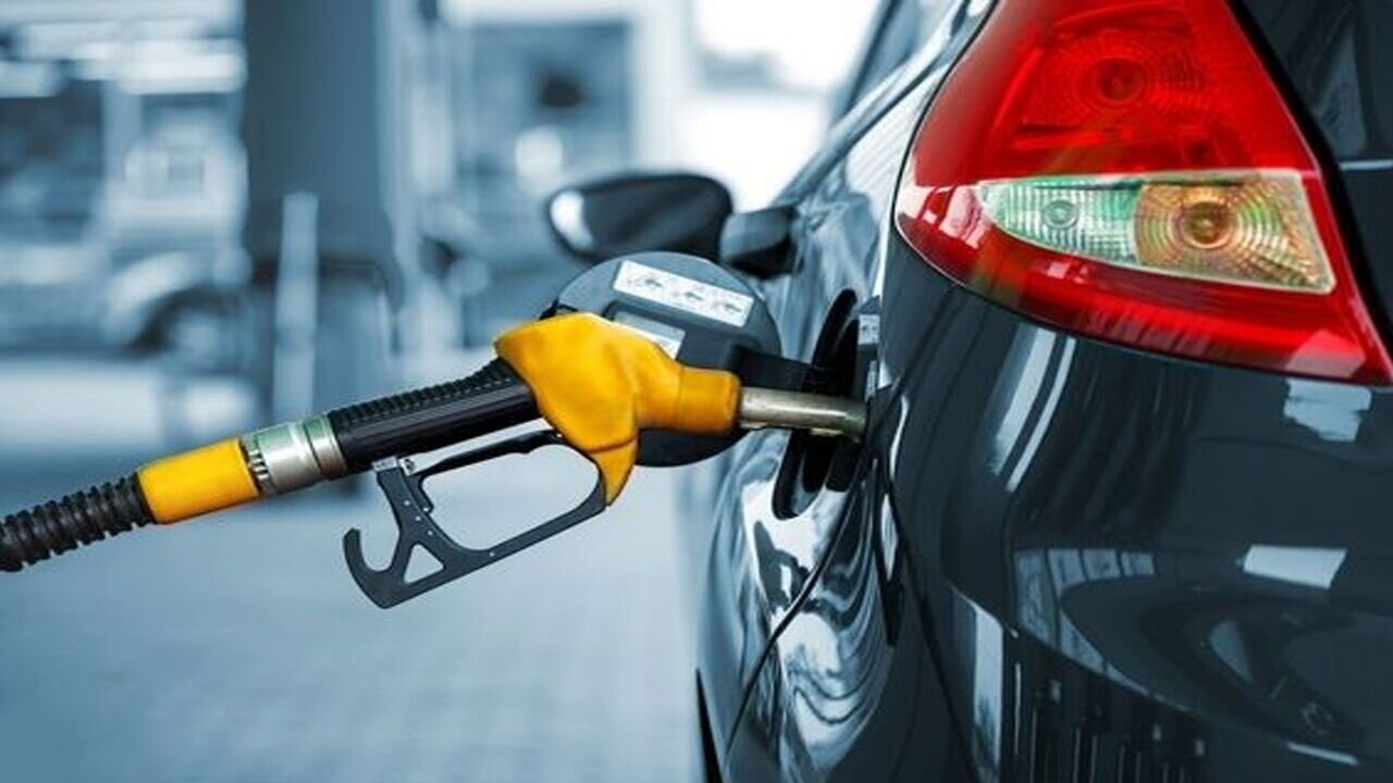 دلار یا بنزین؟ ؛ دولت کدام را انتخاب میکند؟ دلار یا بنزین؟ ؛ دولت کدام را انتخاب میکند؟
