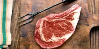 نوسان شدید قیمت گوشت قرمز وارداتی؛ ستاد تنظیم بازار چه می‌کند؟
