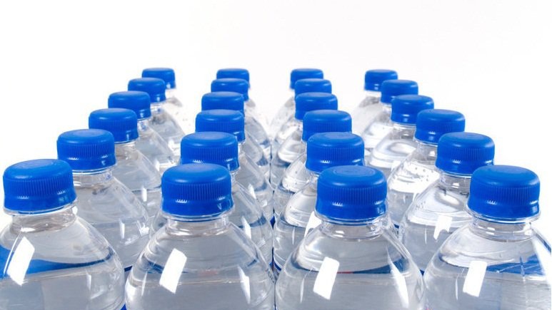 صنعت آب بسته‌بندی ایران زیر فشار پتروشیمی؛ تولیدکنندگان از افزایش قیمت بطری می‌گویند