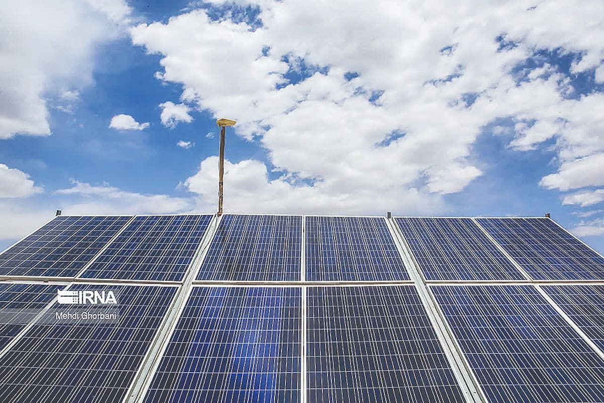 امضای تفاهمنامه اتصال ۱۵۰۰مگاوات نیروگاه خورشیدی تهران به شبکه برق