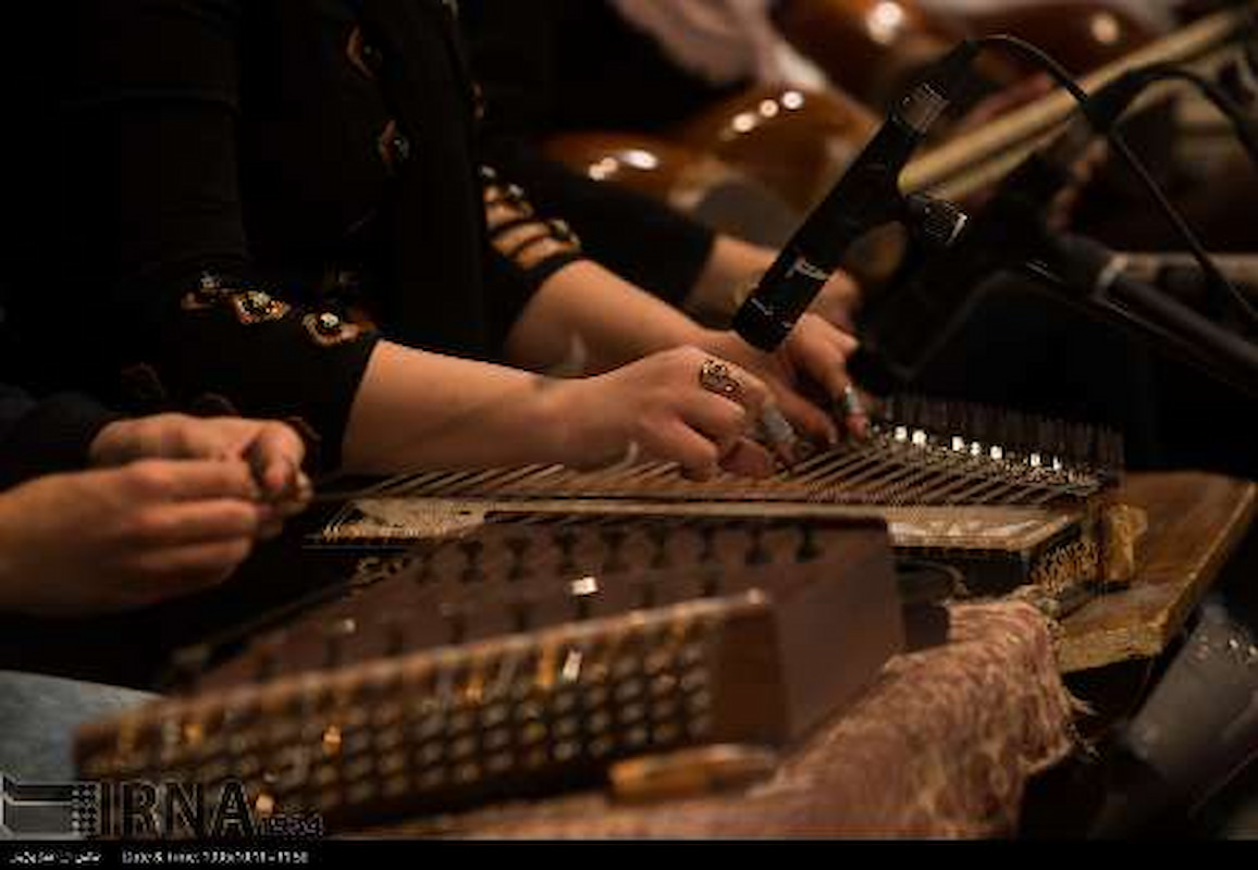 اهدای نشان ویژه سومین جشنواره خالقی به فرهاد فخرالدینی