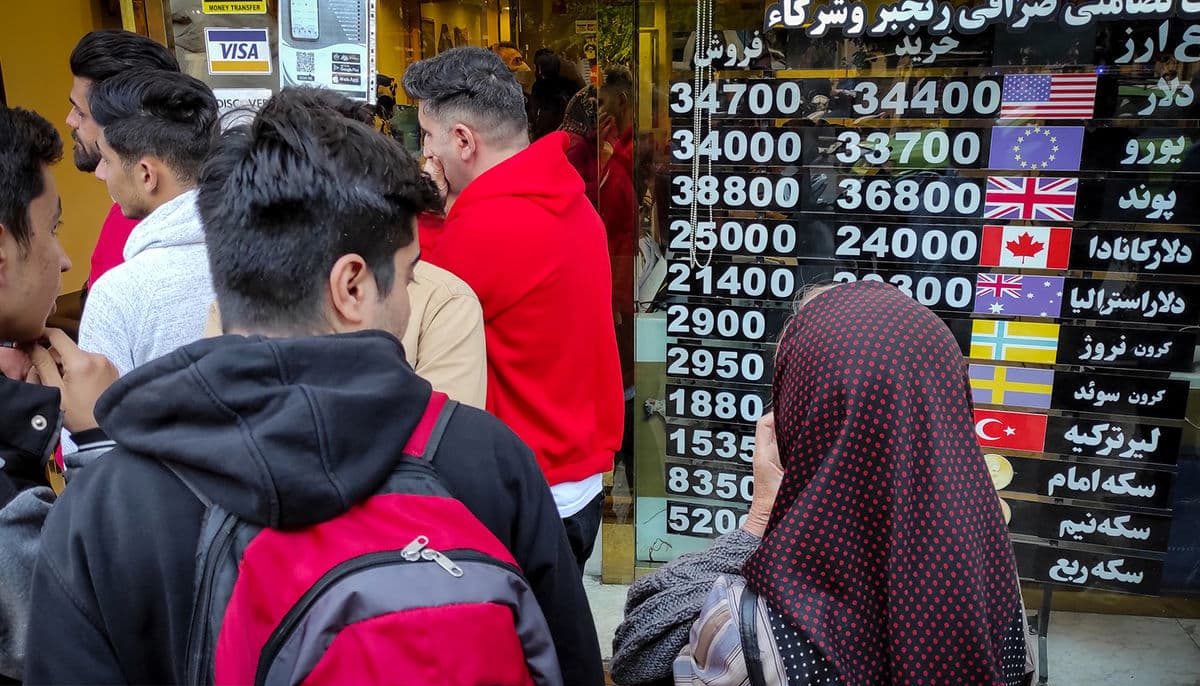 سکوت بانک مرکزی؛ آیا بازار ارز به سمت بی‌قانونی حرکت می‌کند؟