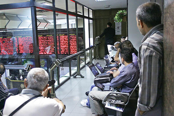 سکه بالا رفت، شاخص کل سقوط کرد؛ بورس تهران نتوانست از شوک‌های اقتصادی منتفع شود