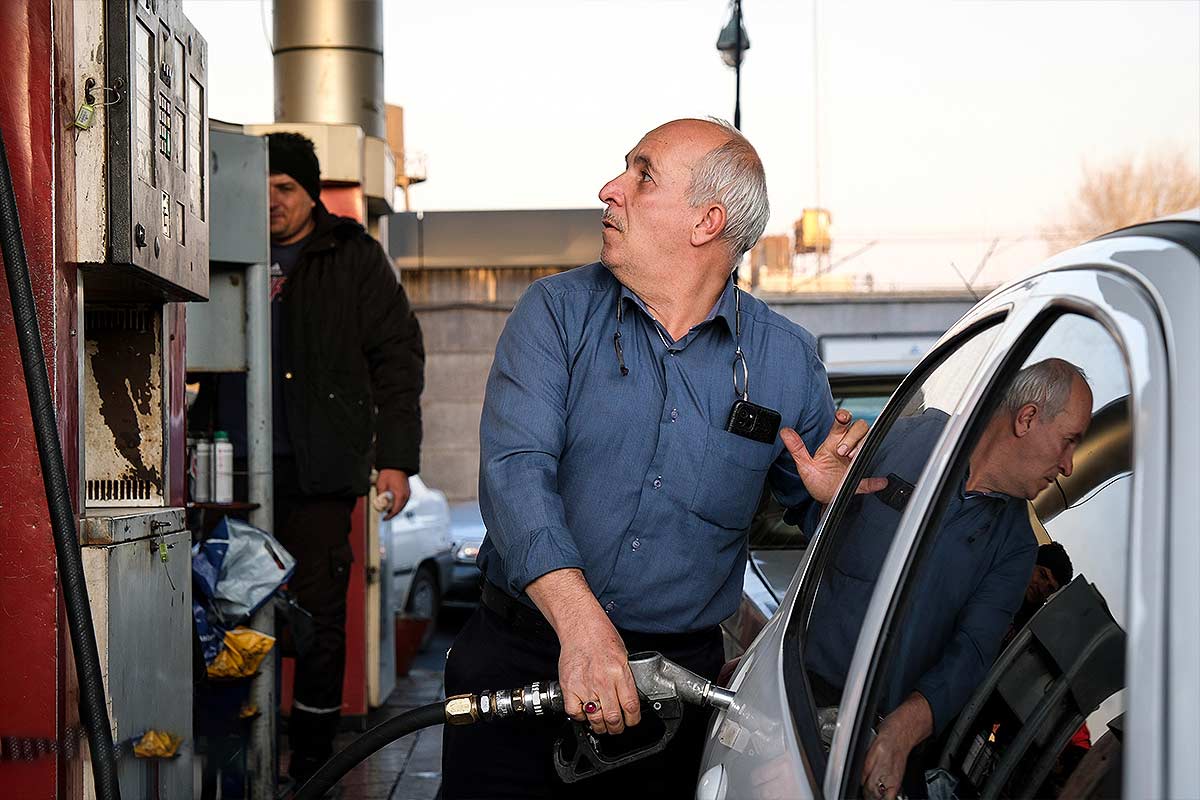 سهمیه‌ها باقی می‌ماند؛ بنزین آزاد در کارت جایگاه‌ها ۵ هزار تومان تعیین می‌شود