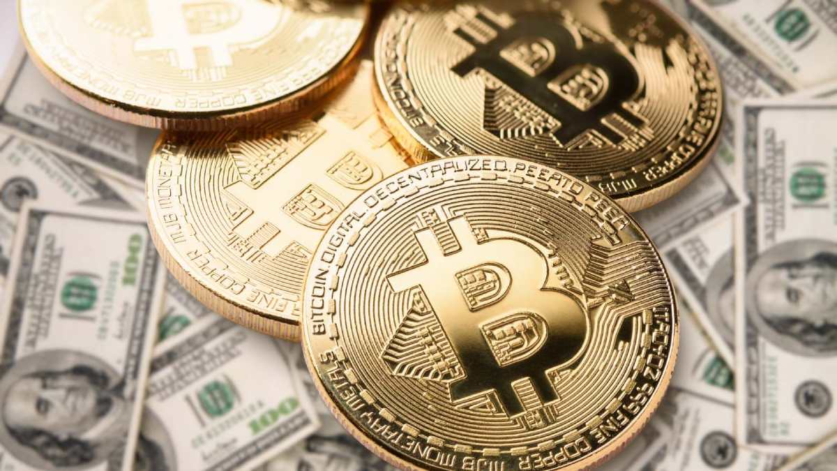 قیمت بیت‌کوین ۲۰ هزار دلار پایین‌تر؛ آیا نهنگ‌ها در کف به انباشت ادامه می‌دهند؟