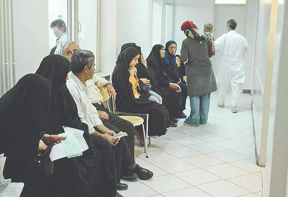 بیماران در صف نوبت‌دهی بیمارستان‌های دولتی