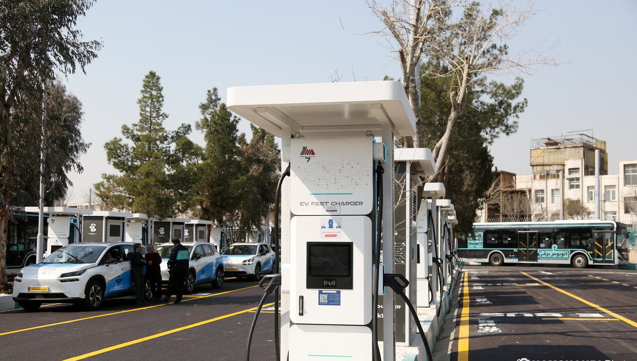 تهران برقی می‌شود؛ تاکسی‌ها و اتوبوس‌ها جای سوخت فسیلی را می‌گیرند