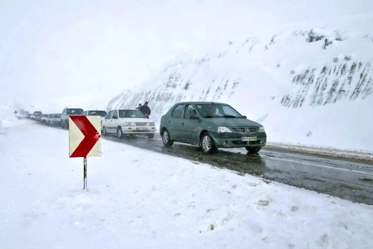 بارش برف و باران در چالوس، هراز و فیروزکوه؛ ترافیک سنگین در آزادراه قزوین-کرج