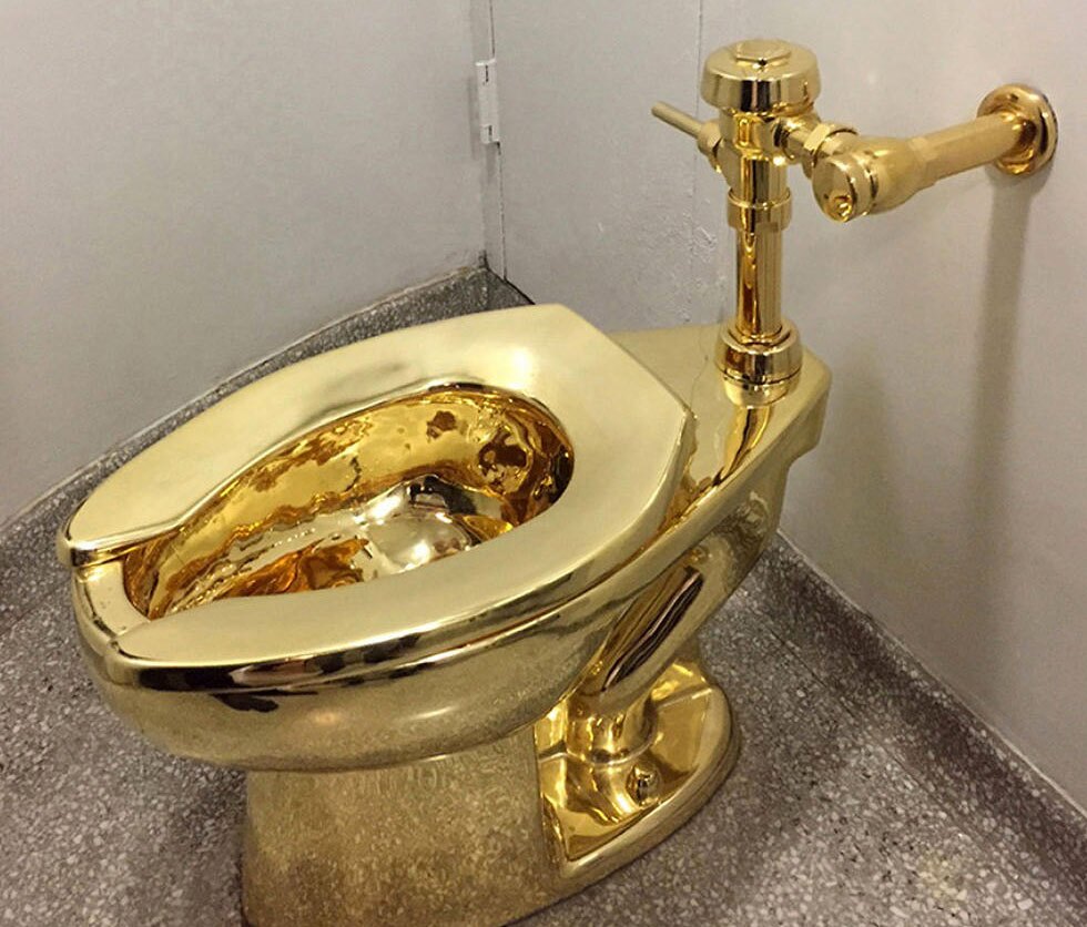 توالت طلای ۱۲ میلیون دلاری؛ شاهکار عجیب هنرمند خالق موز جنجالی!