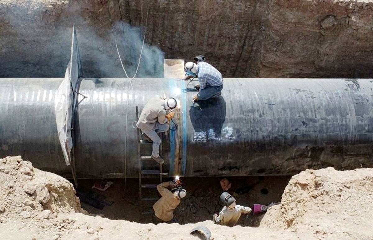 خط انتقال آب بندر لنگه در شعله‌های آتش؛ فرماندار از اقدامات ترمیمی خبر داد