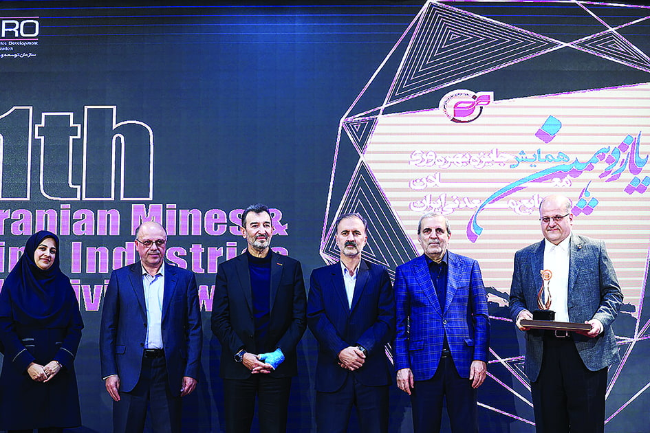 دریافت تندیس برنزین پیشتازان بهره‌وری معادن و صنایع معدنی