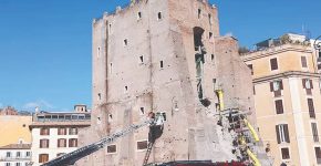 ریزش برج تاریخی در رم