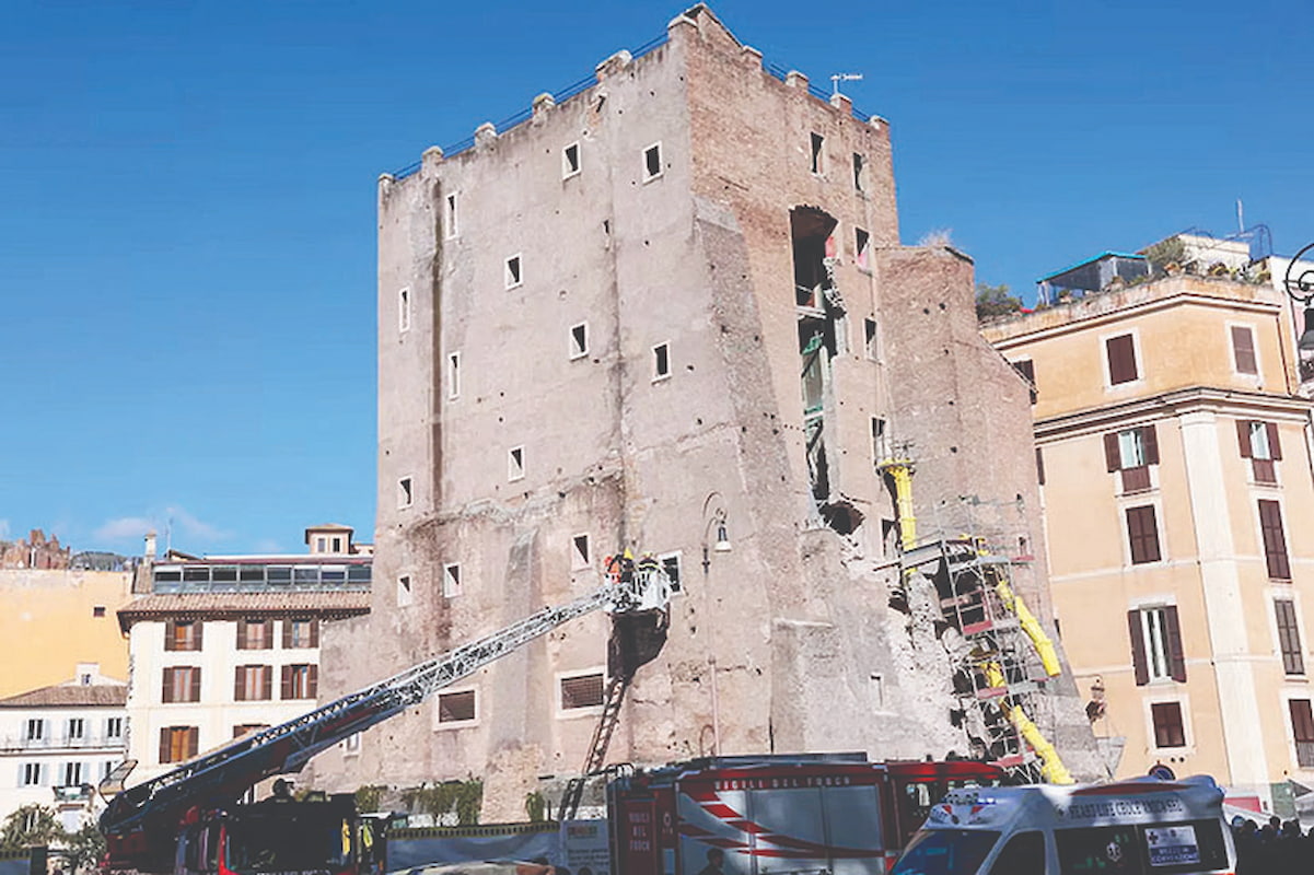ریزش برج تاریخی در رم