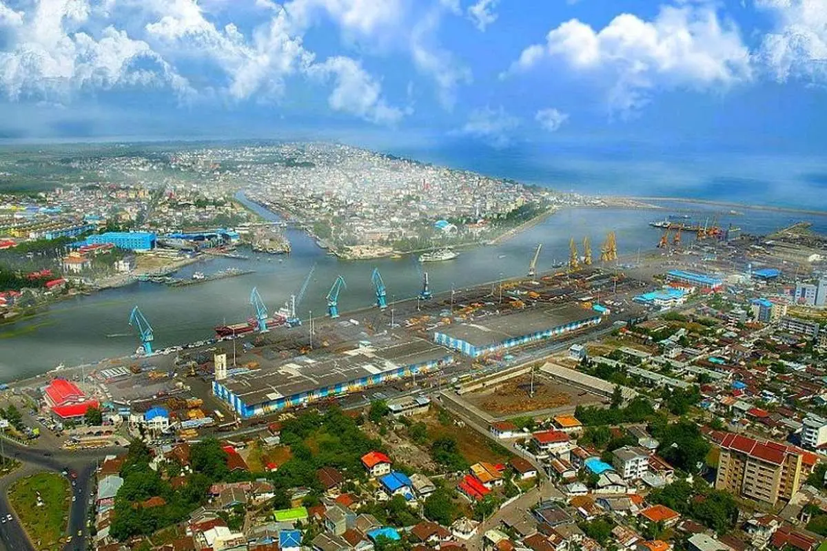 انتشار بوی نامطبوع و سیاه شدن سقف‌های کاذب در بندر انزلی