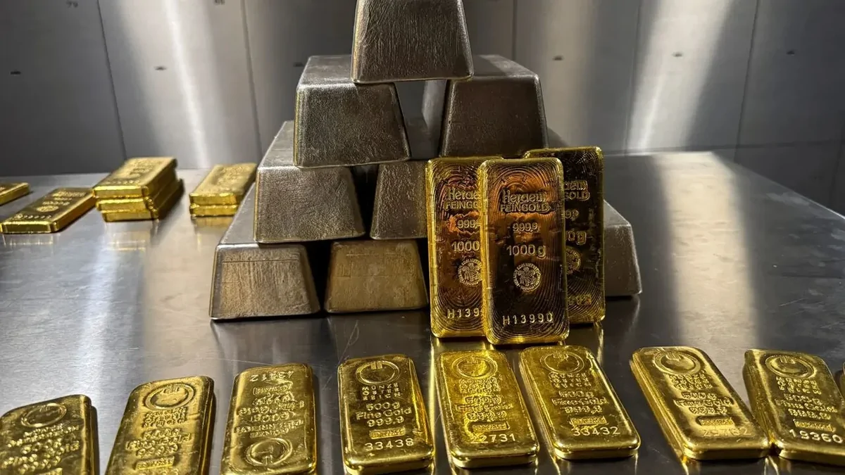 چرا قیمت طلا با وجود رشد هفتگی، در معاملات جمعه سقوط کرد؟