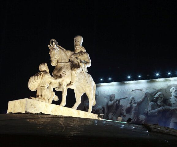 مجسمه‌سازان علیه اثر میدان انقلاب: نه ایده، نه کیفیت؛ نقدی بر شتابزدگی اداری