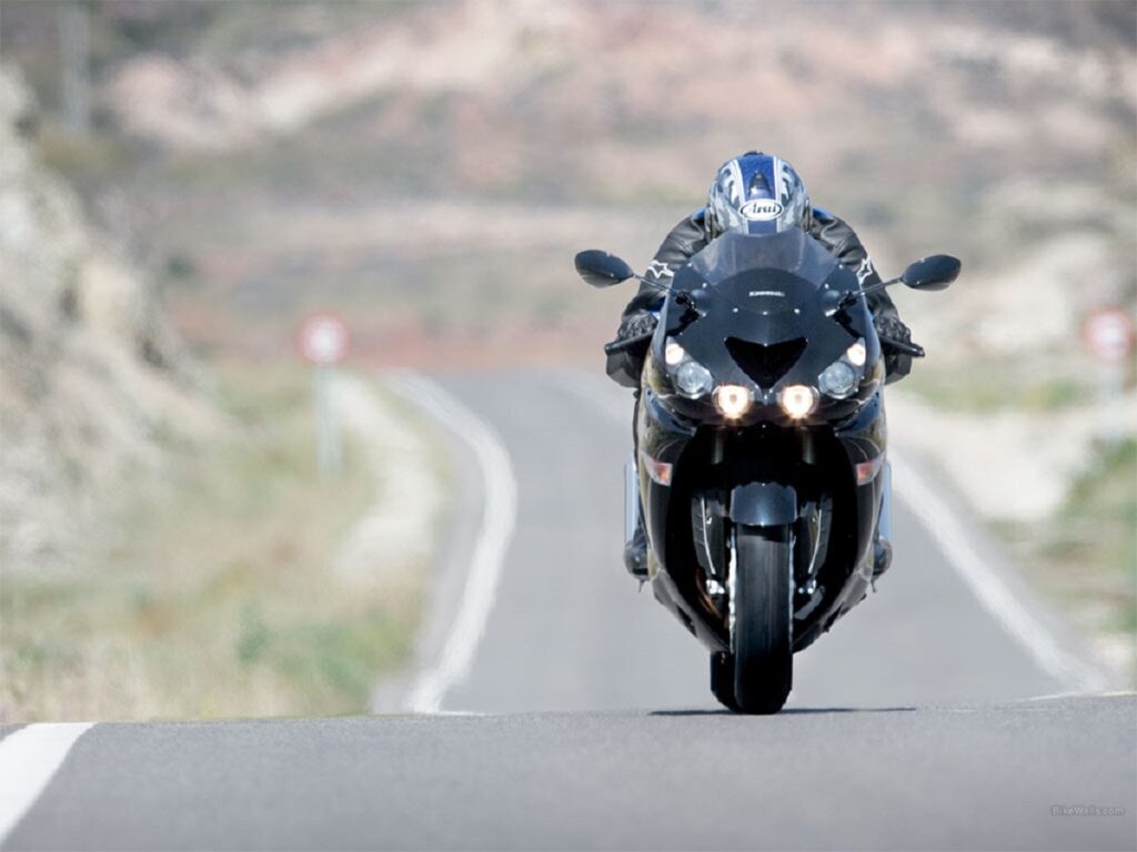 چرا موتورسیکلت‌های بالای ۲۰۰ سی‌سی اجازه تردد شهری ندارند؟