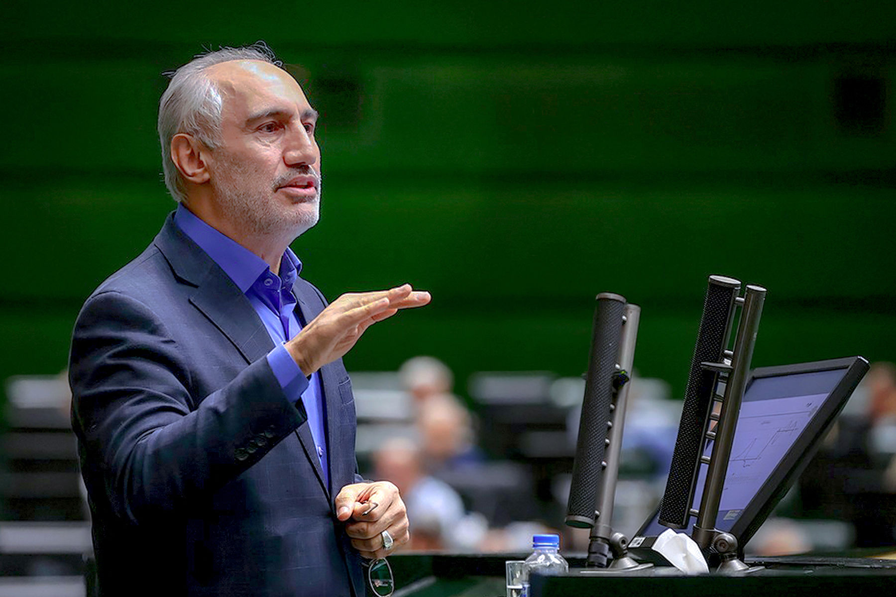 رئیس سازمان برنامه: «۶ میلیارد دلار بنزین وارد می‌کنیم؛ از نان و دارو کم می‌شود»