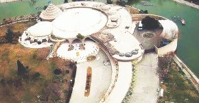 کاخ مروارید مهرشهر با سقف‌های فروریخته رها شده است