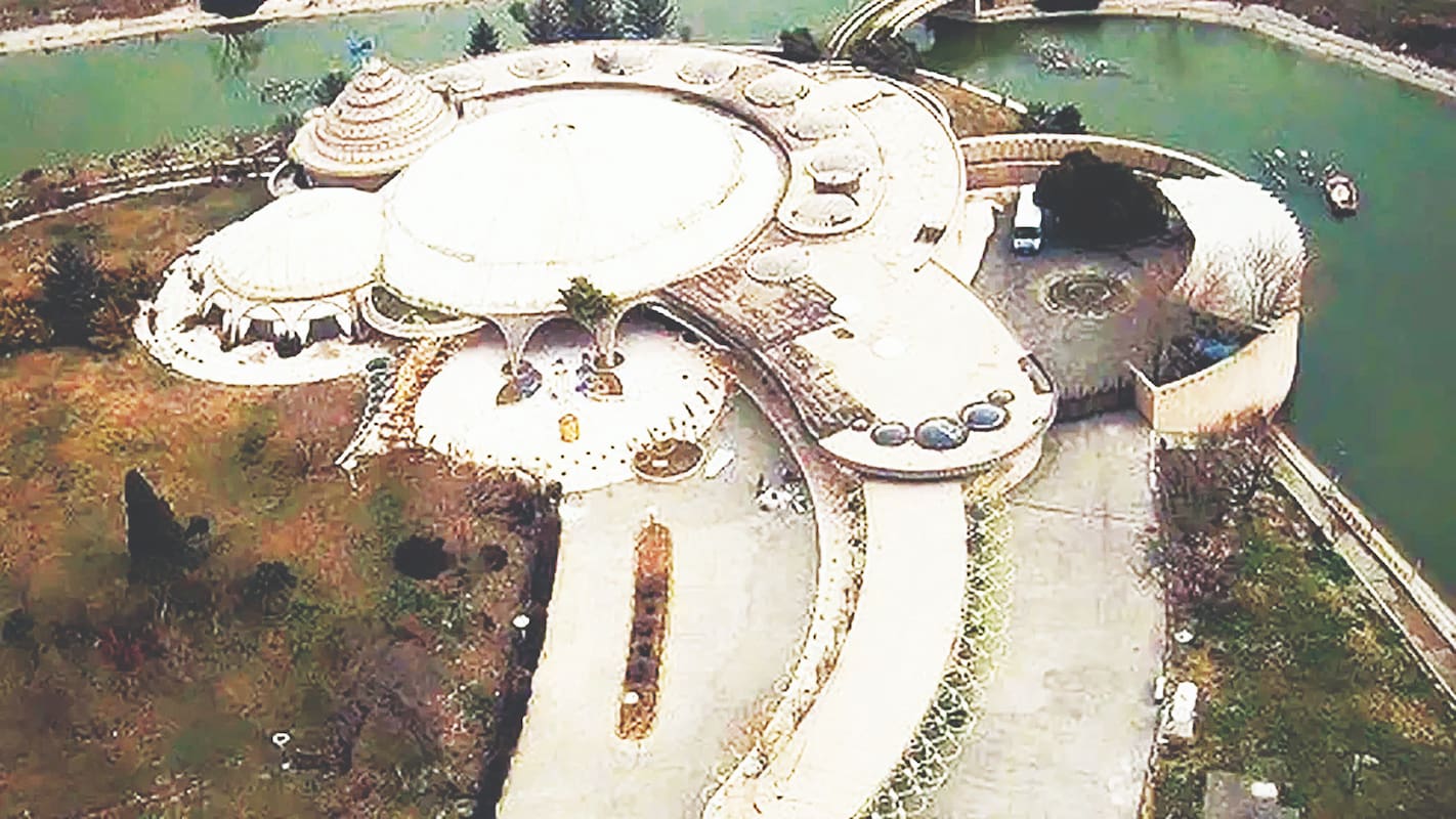 کاخ مروارید مهرشهر با سقف‌های فروریخته رها شده است