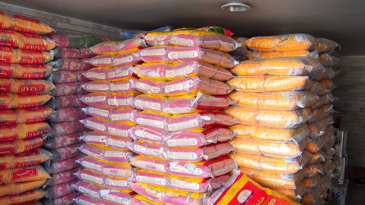 برنج وارداتی با نرخ رسمی؛ آیا بازار آزاد عقب‌نشینی می‌کند؟