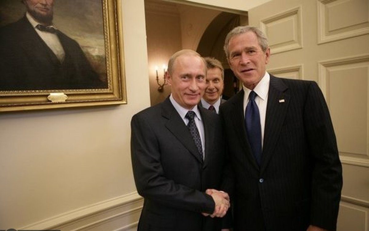 پوتین در دیدار محرمانه با بوش: ایران به دنبال سلاح هسته‌ای است