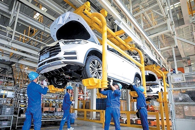 خودروهای مونتاژی تا ۱۰۰ درصد گران‌تر از قیمت واقعی؛ هشدار دولت به خودروسازان