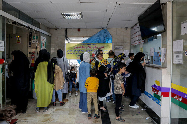 درمان رایگان کودکان زیر ۷ سال؛ وقتی ثروتمندان هم صف رایگان می‌ایستند