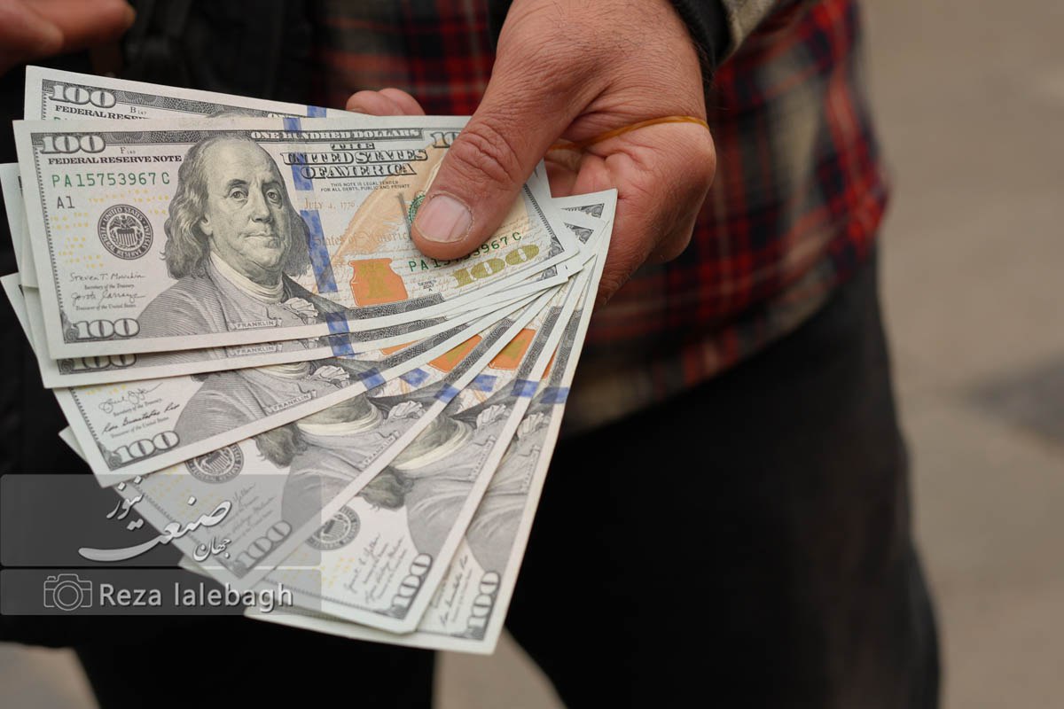 جهش قیمت ارز و طلا نتیجه عوامل هم‌زمان است