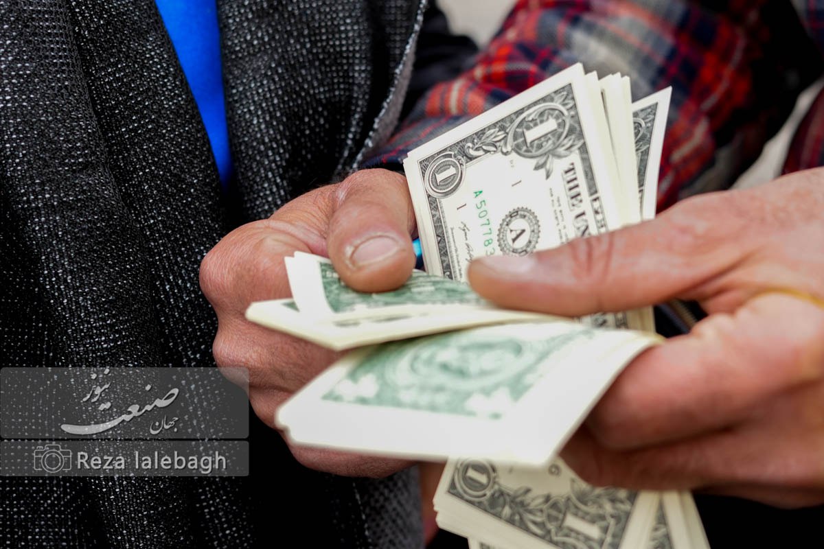 اولین آزمون ارزی همتی؛ آیا رانت‌های چندنرخی پایان می‌یابد؟