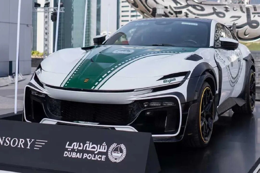 سوپراسپرت سبز و سفید پلیس دبی؛ فراری منصوری با ظاهر فضایی!