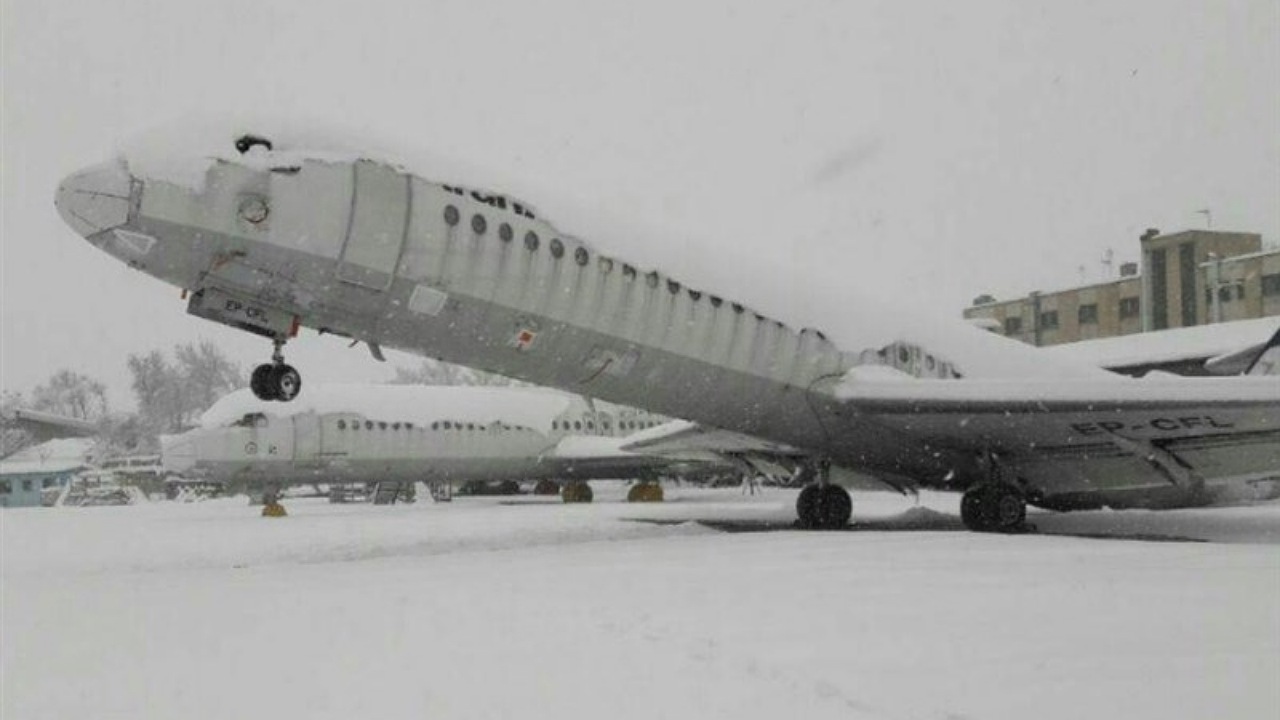 بارش شدید برف، نظم پروازهای مشهد را به چالش کشید