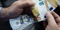 عبور دلار دولتی از مرز ۱۱۷ هزار تومان؛ نزدیکی نرخ رسمی و آزاد به هم عبور دلار دولتی از مرز ۱۱۷ هزار تومان؛ نزدیکی نرخ رسمی و آزاد به هم