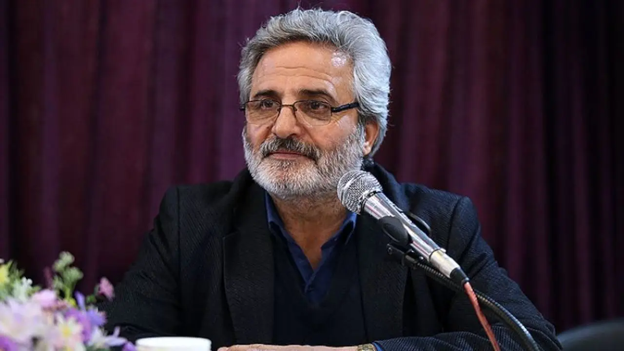 مدیران وزارت کار سمت کارگران و بازنشستگان بایستند