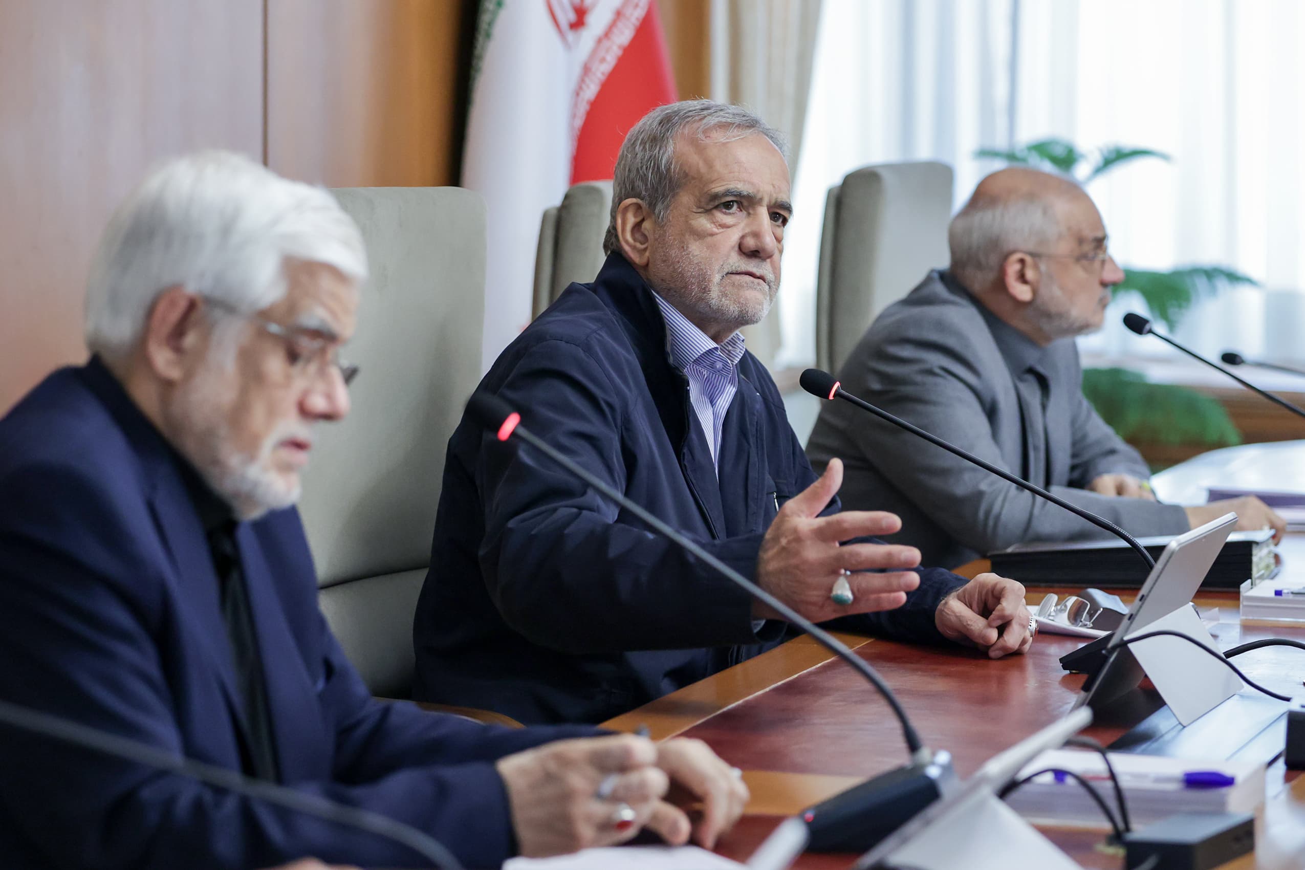 پزشکیان: ایجاد محدودیت بی‌جهت و فشار بر مردم کمک به دشمن است