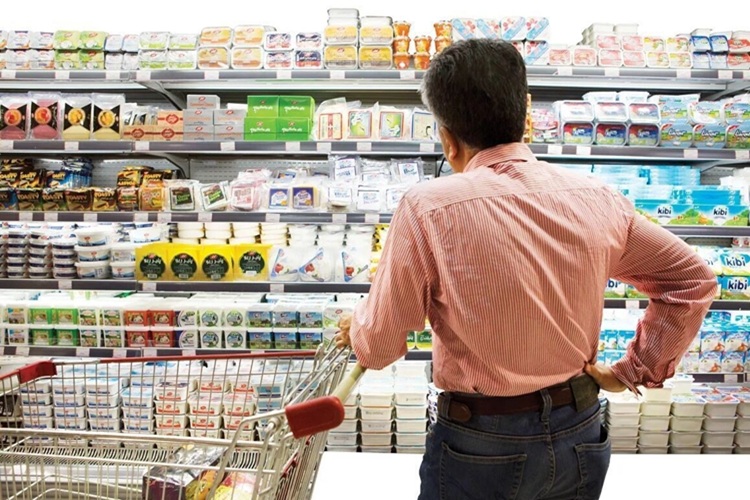 کارگران روی لبه بحران؛ تورم ۱۰۸ درصدی مصرف لبنیات را حذف کرد