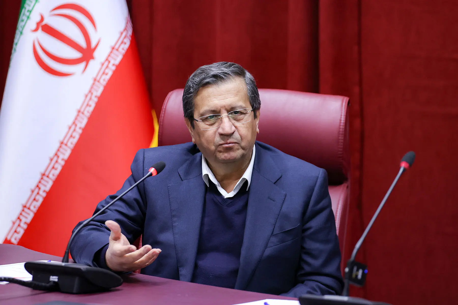همتی: با بانک‌های ناتراز به‌طور جدی برخورد خواهیم کرد