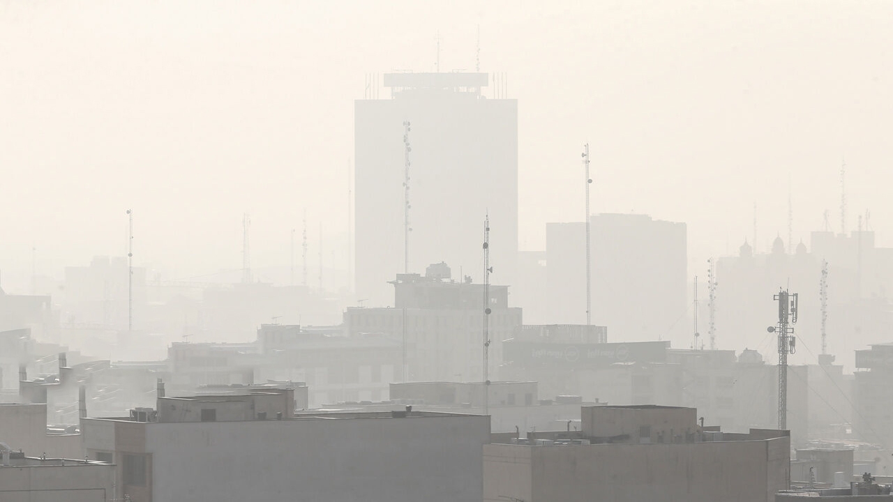 رنگ‌پریدگی آسمان پس از توقف بارش؛ قرمزِ آشنا به تهران برگشت