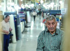   کارگران زیر بار گرانی